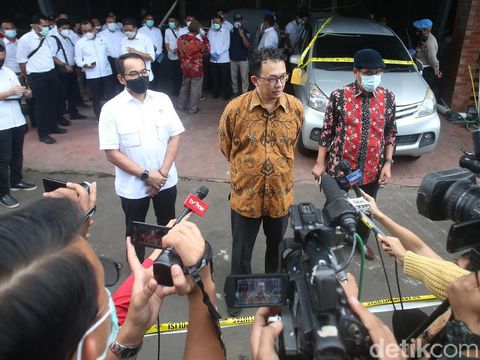 Komnas HAM dan Bareskrim Polri memeriksa barang bukti penembakan di Polda Metro Jaya, Senin (21/12/2020). Kedua pihak memeriksa mobil yang ditumpangi oleh 6 anggota laskar FPI dan Bareskrim Polri.
