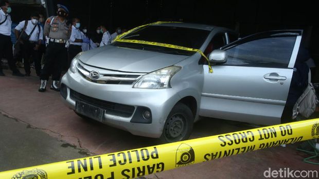 Komnas HAM dan Bareskrim Polri memeriksa barang bukti penembakan di Polda Metro Jaya, Senin (21/12/2020). Kedua pihak memeriksa mobil yang ditumpangi oleh 6 anggota laskar FPI dan Bareskrim Polri.