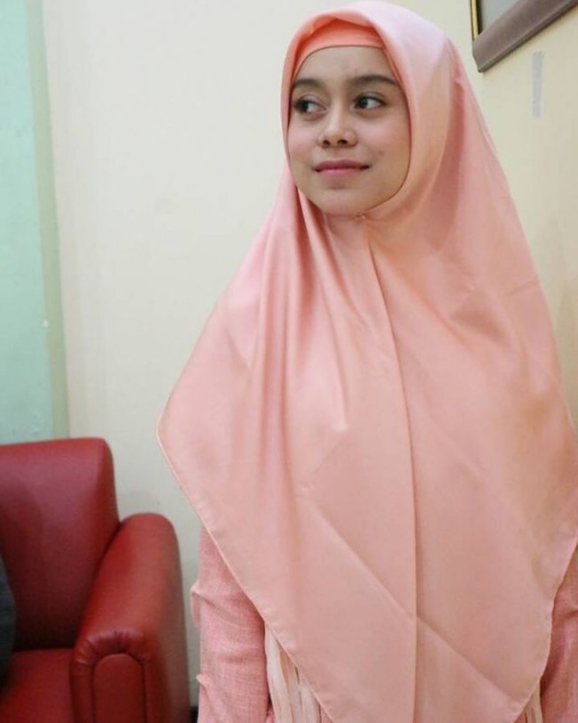 Setelah memenangkan kontes dangdut di Indosiar itu, Lesti Kejora mendapat banyak tawaran pekerjaan ke luar kota. Dan biasanya Lesti tampil dengan hijab. Foto: Instagram @ lestykejora