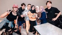 Merayakan ulang tahun temannya, Lesti Kejora memberikan kejutan berupa kue ultah. Ada Rizky Billar juga di sana lho. Foto: Instagram @lestykejora
