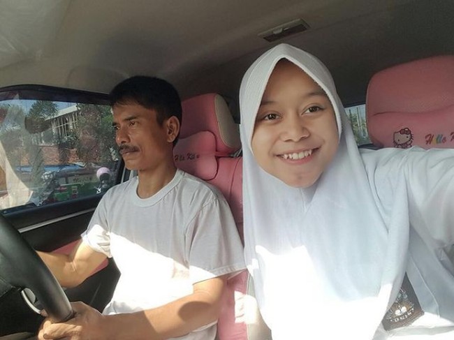 Seperti inilah penampilan Lesti Kejora saat memakai seragam sekolah dan tanpa makeup. Pada momen berfoto bersama ayahnya ini, Lesti sudah mulai dikenal sebagai juara kontes dangdut dan sering tampil di televisi. Foto: Instagram @ lestykejora