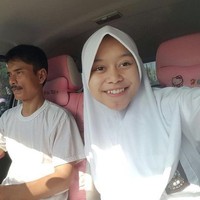 Seperti inilah penampilan Lesti Kejora saat memakai seragam sekolah dan tanpa makeup. Pada momen berfoto bersama ayahnya ini, Lesti sudah mulai dikenal sebagai juara kontes dangdut dan sering tampil di televisi. Foto: Instagram @ lestykejora