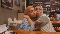 Bersama rekannya, Lsti berpose lucu di sebuah restoran. Mereka juga tampak menikmati hidangan di sana. Foto: Instagram @lestykejora
