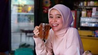 Tak hanya es segar dan ke kafe cantik, Lesti Kejora juga berpose dengan segelas teh manis hangat. Posenya nampak cantik dengan senyum sumringahnya. Foto: Instagram @lestykejora