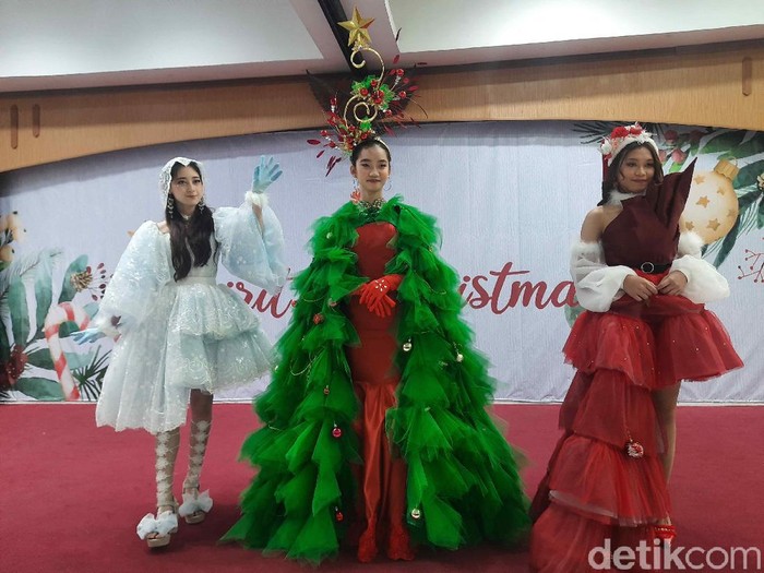 Mahasiswa Ubaya Bikin Gaun Pohon Natal, Santa Claus dan Snowman