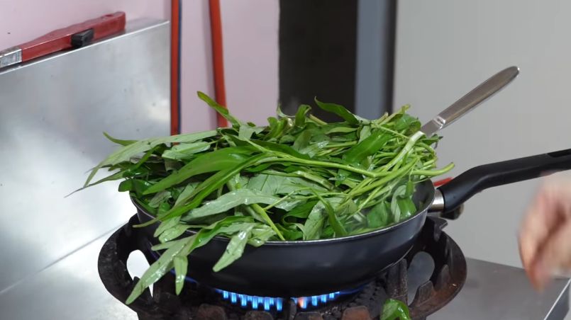 Hari Jisun Jago Masak Seblak hingga Martabak