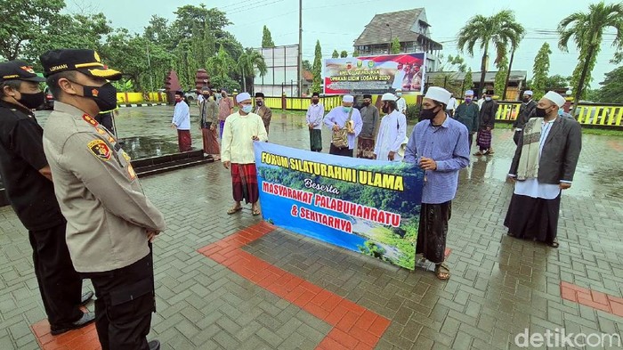 Massa datangi Polres Sukabumi minta Habib Rizieq dibebaskan.