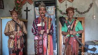 Raja Malaka Dominikus Kloit Tey (tengah) menunjukkan barang pusaka yang dimilikinya sejak turun menurun. Sejumlah barang pusaka milik Raja Malaka ini sudah berumur ratusan tahun.