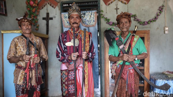 Raja Malaka Dominikus Kloit Tey (tengah) menunjukan barang pusaka yang dimilikinya sejak turun menurun di Tafatik Liurai di Desa Builaran, Kabupaten Malaka, Timor Tengah Selatan, NTT.