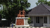 Di kawasan gedung terdapat patung dan relief para pejuang kemerdekaan.
