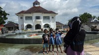 Gedung tersebut mulai didatangi warga untuk berfoto-foto.