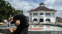 Warga berswafoto dengan latar belakang Gedung Juang.