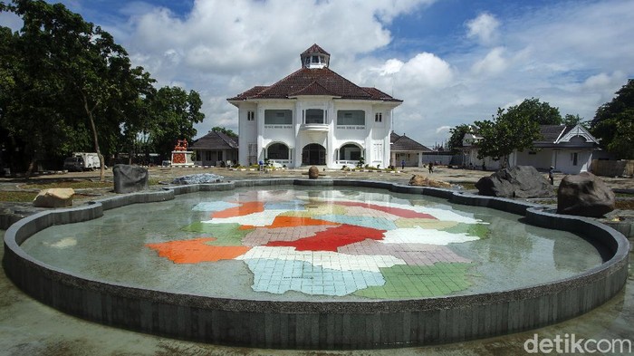 Sejumlah warga beraktivitas di Gedung Juang, Tambun, Bekasi, Minggu (21/12/2020). Gedung bersejarah yang sebelumnya terbengkalai dan bau kini nampak keren dan menarik perhatian warga setelah direvitalisasi.