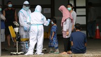 Petugas medis memeriksa kondisi pasien COVID-19 yang berstatus OTG.