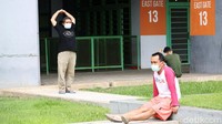 Mereka melakukan beragam kegiatan di pagi hari.