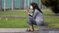 Sebagian dari mereka berjemur sambil menghubungi keluarga yang di rumah menggunakan handphone.
