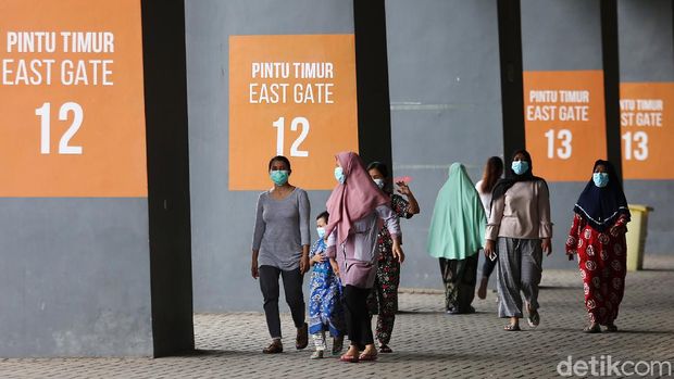 Petugas medis menggunakan Alat Pelindung Diri (APD) memeriksa kondisi pasien COVID-19 yang berstatus OTG (Orang Tanpa Gejala) saat kegiatan berjemur dan olahraga di Stadion Patriot Candrabhaga, Bekasi, Jawa Barat, Senin  (21/12/2020). Kegiatan pemeriksaan kesehatan, berjemur dan berolahraga tersebut rutin dilakukan setiap pagi hari untuk meningkatkan daya tahan tubuh pasien yang menjalani isolasi.