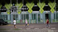 Sejumlah pasien orang tanpa gejala (OTG) COVID-19 sedang beraktivitas di Stadion Patriot Candrabhaga, Bekasi, Jawa Barat, Senin (21/12/2020).