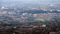 Suasana lanskap kota Bogor terlihat dari atas kawasan Halimun-Salak, Jawa Barat, Minggu (20/12). Kota depok itu terlihat dari ketinggian di atas 1.000 mdpl.