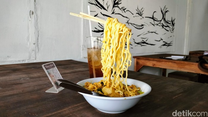 Bukan Sulap! Mie Sumpit di Majalengka Ini Bisa Terbang