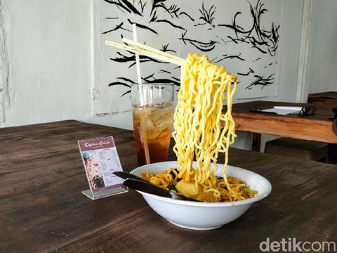 Bukan Sulap! Mie Sumpit di Majalengka Ini Bisa Terbang