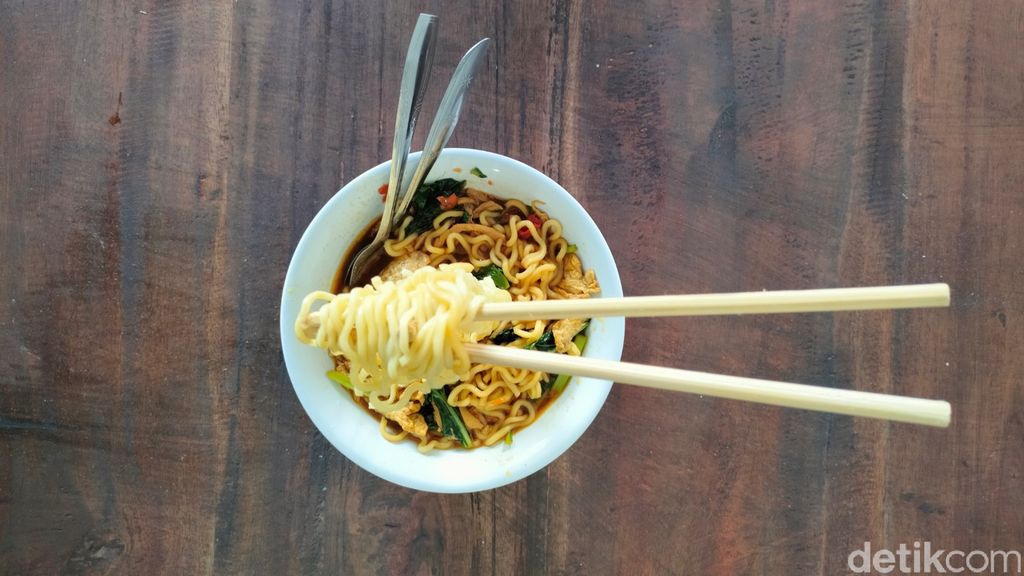 Bukan Sulap! Mie Sumpit di Majalengka Ini Bisa Terbang
