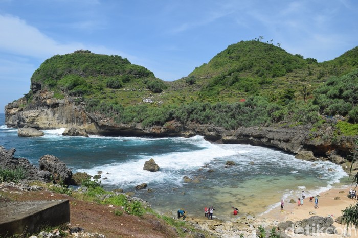 Pantai Sembukan di Kecamatan Paranggupito, Wonogiri.