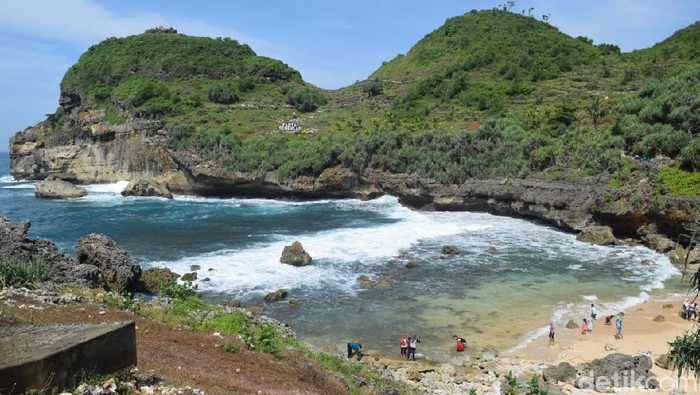 Pantai Sembukan di Kecamatan Paranggupito, Wonogiri.