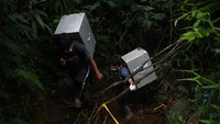 Akses menuju ke lokasi pelepasliaran Kukang Jawa ini ditempuh dengan berjalan kaki sepanjang 800 meter dengan kondisi menanjak.