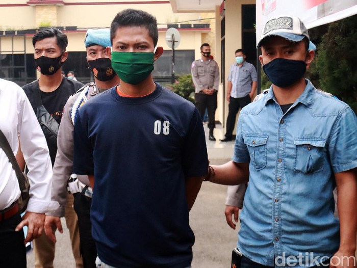 Polisi berhasil menangkap pelaku pembunuhan seorang kusir delman di Majalaya, Kabupaten Bandung. Pelaku adalah Aldi (21) yang tak lain merupakan rekan korban.