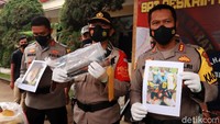 Polisi menunjukkan barang bukti pembunuhan di Mapolresta Bandung, Senin (21/12/2020).