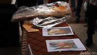 Dalam kejadian ini, polisi mengamankan barang bukti golok, gelas plastik yang digunakan untuk minum tuak, masker, uang dan seikat daun bawang.
