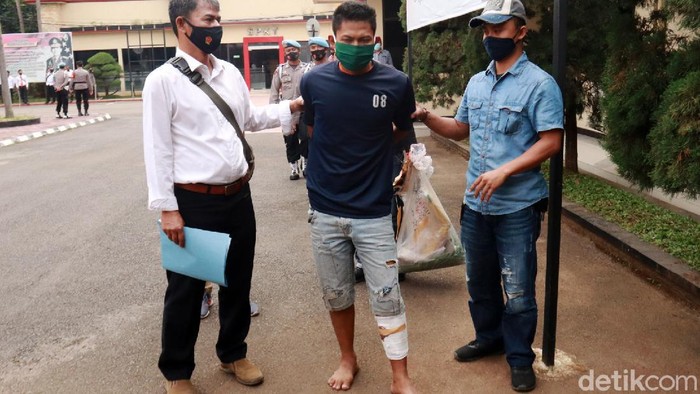 Polisi berhasil menangkap pelaku pembunuhan seorang kusir delman di Majalaya, Kabupaten Bandung. Pelaku adalah Aldi (21) yang tak lain merupakan rekan korban.