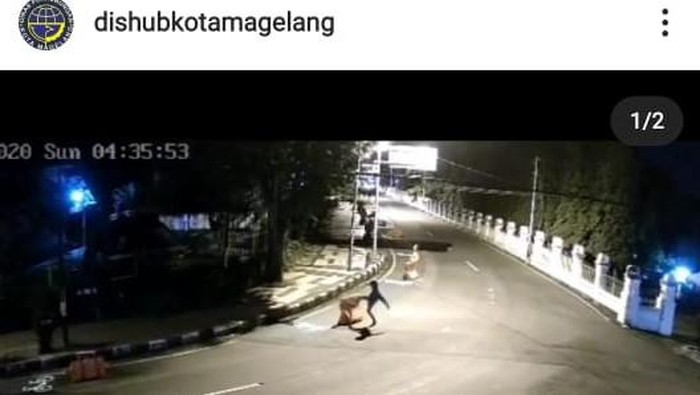 Pemotor tendangi water barrier di Kota Magelang terekam CCTV, Senin (21/12/2020).