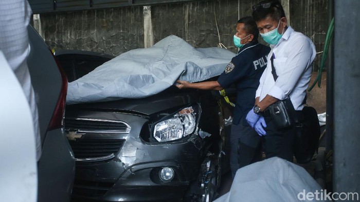 Petugas dari Komnas HAM dan Bareskrim Polri memeriksa mobil laskar FPI di Polda Metro Jaya, Senin (21/12/2020).