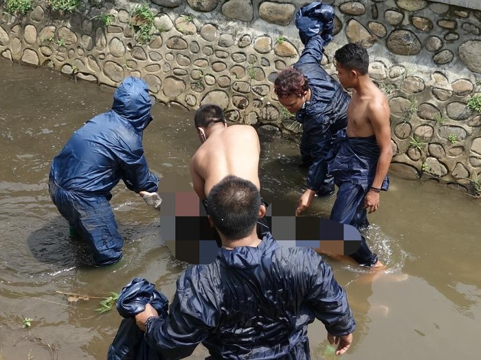 Pria di Kota Probolinggo ditemukan tewas di sungai area Bundaran Glatser. Mayatnya ditemukan dalam kondisi leher terikat tali rafia.