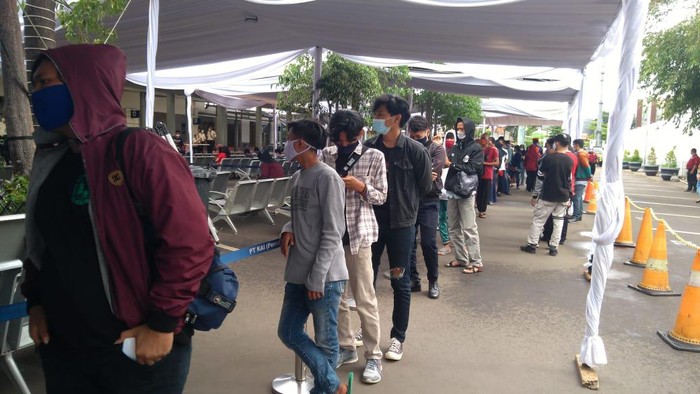 Suasana Antrean Rapid Test Antigen Di Stasiun Senen Siang Tadi