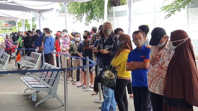 Suasana Antrean Rapid Test Antigen Di Stasiun Senen Siang Tadi