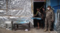Sebagian pemilik mengemasi barang-barangnya.