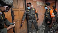  Petugas gabungan menyegel 25 cafe ilegal yang berdiri di atas lahan milik Pemerintah Provinsi DKI Jakarta.