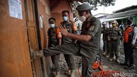 Sebagian petugas terpaksa mendobrak pintu yang terkunci.