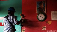 Petugas PLN juga memutus listrik di kafe ilegal tersebut.