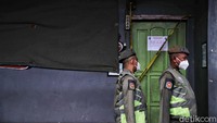 Garis kuning bertuliskan Pemprov DKI Jakarta juga dipasang di setiap pintu kafe ilegal.