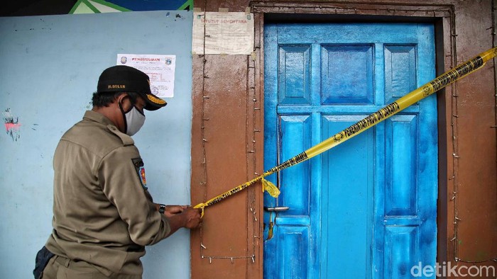 Penyegelan Kafe Ilegal Jelang Libur Nataru Sejumlah petugas gabungan menyegel kafe di kawasan Jalan Inspeksi Cakung, Cilincing, Jakarta Utara, Senin (21/12). Puluhan cafe ilegal di Jalan Inspeksi kali Cakung Drain dan Kali Gendong, Kelurahan Cilincing, Cilincing, Jakarta Utara disegel.