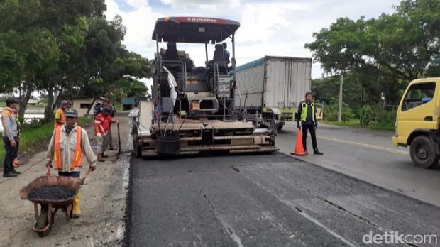 Perbaikan jalan berlubang di jalur Pantura, Pemalang, Jawa Tengah, Senin (21/12/2020).