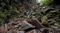 Medan yang berat tak menyurutkan semangat mereka dalam menjaga hutan di Bener Meriah, Aceh.