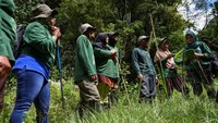 Sejumlah polisi wanita melakukan patroli di hutan Bener Meriah, Aceh. 