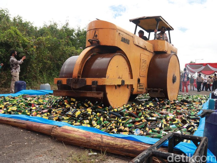 Polisi di Bandung musnahkan ribuan botol miras jelang nataru