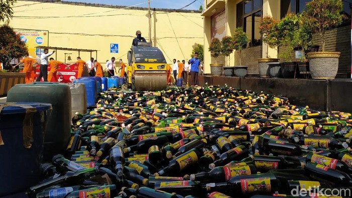 Polisi musnahkan ribuan botol miras hasil razia tiga bulan terakhir