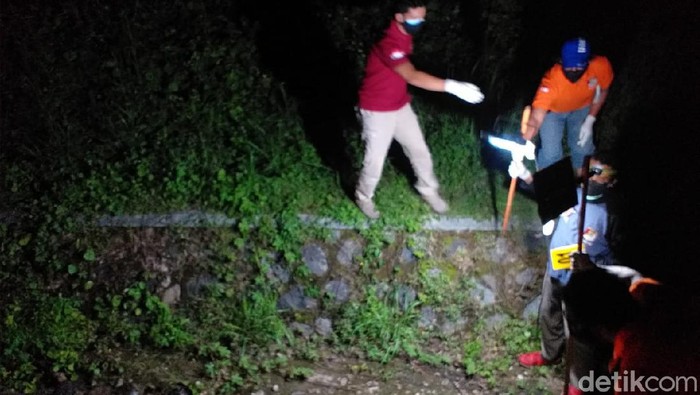 Polisi olah TKP di lokasi penemuan dua mayat pria di selokan pinggir Tol Semarang-Batang, Semarang, Senin (21/12/2020).